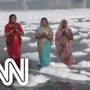 Na Índia, uma espuma tóxica cobre um rio usado para festividades religiosas #Shorts