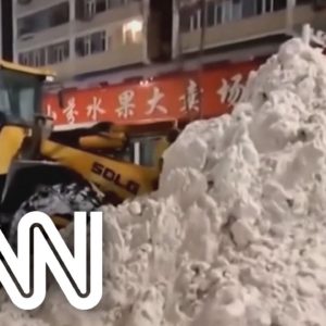 Mulher fica presa em bueiro durante nevasca na China | LIVE CNN