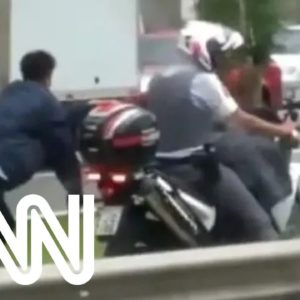 Vídeo mostra homem algemado a moto da polícia em São Paulo | NOVO DIA