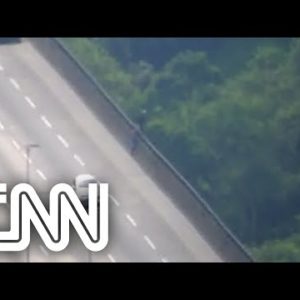 Dupla pula de paraquedas de viaduto na Rodovia dos Imigrantes | LIVE CNN