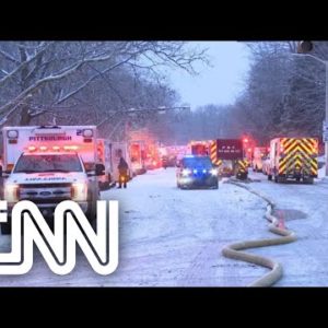 Ponte coberta por neve desaba nos EUA e deixa feridos leves | LIVE CNN