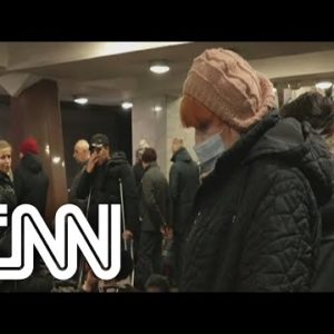 Famílias na Ucrânia lotam estação de metrô que virou abrigo antiaéreo improvisado | CNN 360°