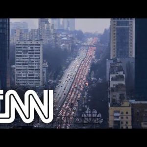 Moradores de Kiev tentam deixar cidade após ataques | JORNAL DA CNN