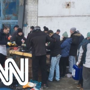 Ucranianos fazem coquetel molotov para combater russos | CNN DOMINGO