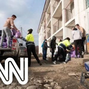 Resgatamos grupo que andou 60 km no frio, diz voluntário brasileiro na Ucrânia | LIVE CNN