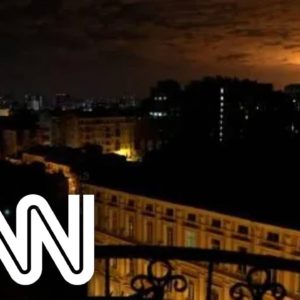 Equipes da CNN reportam sirenes de ataque aéreo e grande explosão em Kiev | CNN 360°
