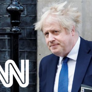 Jornalista ucraniana confronta Boris Johnson sobre sanções à Rússia | LIVE CNN