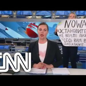 Manifestante contra a guerra invade transmissão russa | CNN 360°