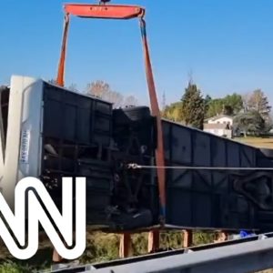 Ônibus com ucranianos capota e deixa um morto na Itália | CNN DOMINGO
