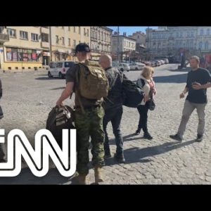 Voluntários enfrentam dilema para cruzar as fronteiras da Ucrânia | JORNAL DA CNN