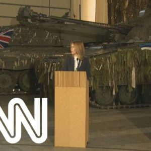 Povo da Ucrânia está lutando com bravura, diz Otan | LIVE CNN