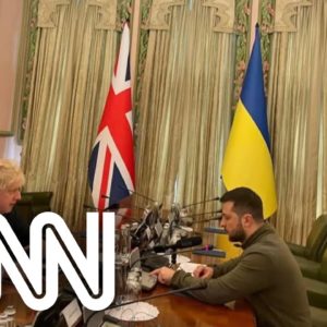 Boris Johnson se encontra com Volodymyr Zelensky em Kiev | CNN SÁBADO