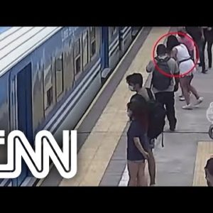 Mulher desmaia na plataforma e cai entre vagões de trem na Argentina