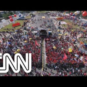Apoiadores aguardam discurso de Lula na praça Charles Miller neste domingo (1º) | CNN DOMINGO