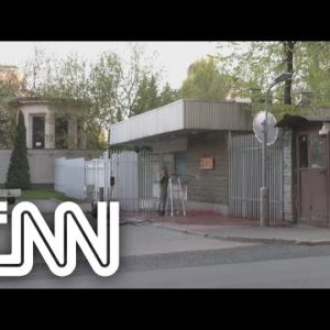 Embaixada da Polônia em Moscou é manchada com tinta | CNN 360º