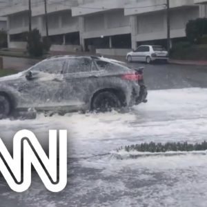 Espuma do mar invade ruas de Punta Del Este, no Uruguai | JORNAL DA CNN