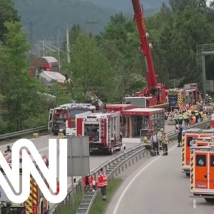 Trem sai dos trilhos e deixa três pessoas mortas na Alemanha | AGORA CNN