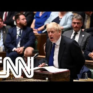 Após demissões, Boris Johnson diz que não vai renunciar | CNN PRIME TIME