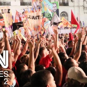 Fogos de artifício são lançados contra apoiadores de Lula | JORNAL DA CNN