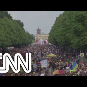 Parada LGBTQIA+ reúne 150 mil pessoas nas ruas de Berlim | CNN SÁBADO