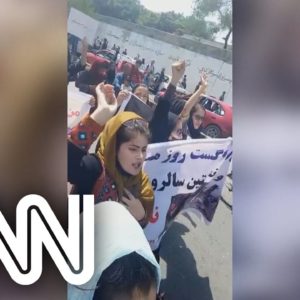 Mulheres protestam no Afeganistão e desafiam Talibã | CNN SÁBADO