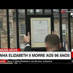 Anúncio da morte de Elizabethh II é pendurado no portão do Palácio de Buckingham | VISÃO CNN