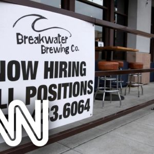 EUA criam 315 mil novas vagas de emprego em agosto | LIVE CNN