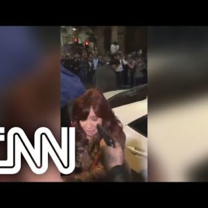 Veja momento em que homem aponta arma para Cristina Kirchner | AGORA CNN