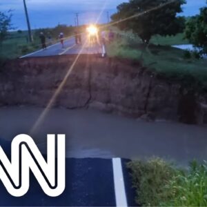 Chuva forte abre cratera em rodovia de Sergipe e deixa uma pessoa morta | CNN 360º