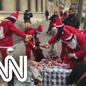Ativistas protestam em Paris vestidos de Papai Noel | CNN PRIME TIME