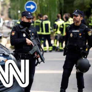 Explosão fere uma pessoa na embaixada da Ucrânia em Madri | LIVE CNN
