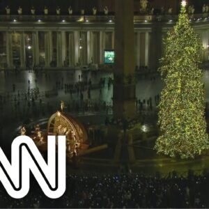 Vaticano acende árvore de Natal na Praça de São Pedro | CNN SÁBADO